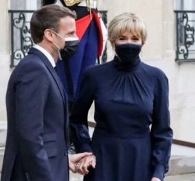 Brigitte Macron: Με bleu - nuit εφαρμοστό midi φόρεμα, ίδιες γόβες, μικρό κότσο και σκουλαρίκια με brilliant (φωτό & βίντεο)