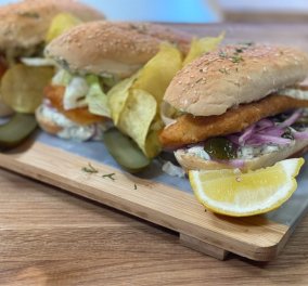 Η συνταγή της ημέρας από την Αργυρώ Μπαρμπαρίγου - Fish  burger με μαγιονέζα, άνηθο και πίκλες 