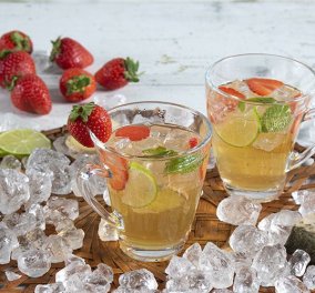 Ο Άκης Πετρετζίκης μας δροσίζει - Λαχταριστά Iced tea cocktail με φράουλες