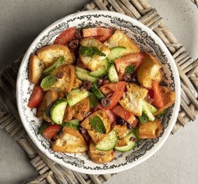 O Άκης Πετρετζίκης σε ένα ιταλικό πιάτο - Panzanella, Σαλάτα με ντομάτες και ψωμί