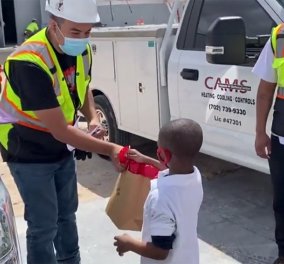  Story of the Day: 5χρονος μικρός "ήρωας" μοιράζει σακούλες με γλυκά  στους εργάτες του Las Vegas - Το ευχαριστώ για όσα προσφέρουν αυτή την περίοδο (φώτο)