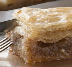 Στέλιος Παρλιάρος: Κέικ με φύλλο κρούστας και τέσσερις ξηρούς καρπούς - Ένα απίθανο γλυκό που μοιάζει με τον μπακλαβά
