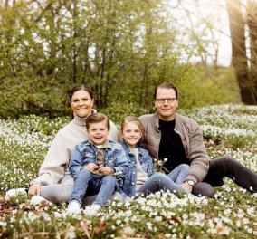 Μες τα λουλούδια η βασιλική οικογένεια της Σουηδίας: Η πριγκίπισσα Βικτώρια σε μια ανοιξιάτικη φωτό με τον άντρα της & τα παιδιά τους