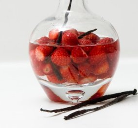 Απολαυστικό λικέρ φράουλα από τον Στέλιο Παρλιάρο: Δοκιμάστε το και σε κοκτέιλ!