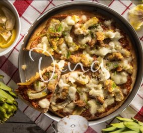 Ανοιξιάτικη και πεντανόστιμη η πίτσα της Ντίνας Νικολάου: Με αγκινάρες λιαστή ντομάτα & σκόρδο 