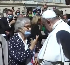 Η τρυφερή στιγμή της ημέρας: Ο Πάπας Φραγκίσκος κάνει χειροφίλημα σε επιζήσασα του Άουσβιτς - πάνω στο τατουάζ της φρίκης (βίντεο)