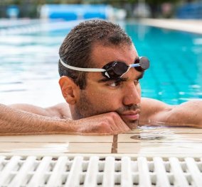 Ο άνθρωπος - δελφίνι είναι Έλληνας & τον λένε Σπύρο Χρυσικόπουλο - ρεκόρ Γκίνες αφού κολύμπησε 250 χλμ σε 7 ημέρες (βίντεο)