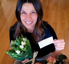 Τρισευτυχισμένη μαμά η Πόπη Τσαπανίδου: Οι κόρες της Μαρίνα, Ευτυχία και Εύα την γέμισαν με λουλούδια - «Σας λατρεύω» (φωτό)