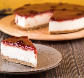 Άκης Πετρετζίκης: Δημιουργεί το πιο καλοκαιρινό γλυκό - Cheesecake φράουλας, ανάλαφρο, δροσερό