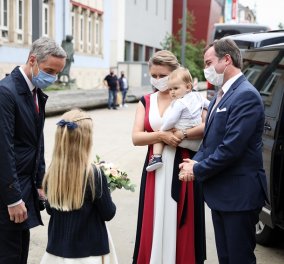 Όλα τα βλέμματα στον μικρό πρίγκιπα Κάρολο του Λουξεμβούργου - Υπέρκομψη & περήφανη μητέρα  η πριγκίπισσα Στεφανί  (φώτο)
