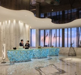 Άνοιξε τις πύλες του το πιο ψηλό ξενοδοχείο στον κόσμο - Το υπερπολυτελές "J Hotel" στην κορυφή του πύργου της Σαγκάης αγγίζει τον ουρανό (φώτο)