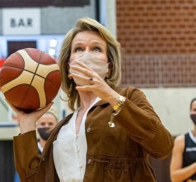 Η βασίλισσα Ματθίλδη του Βελγίου παίζει μπάσκετ με την Εθνική Γυναικών! Το λευκό σύνολο και το suede τζάκετ - άσσος στα σουτ! (φωτό)