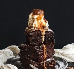 Τέτοιο γλυκό δεν έχετε ξαναφάει! Brownies με σάλτσα καραμέλας από τον Δημήτρη Σκαρμούτσο - σκέτος πειρασμός