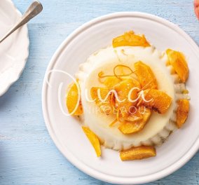 Ντίνα Νικολάου: Πανακότα με γιαούρτι και καραμελωμένα ροδάκινα - Ένα δροσερό και άκρως καλοκαιρινό γλυκό