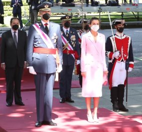 Total black και total pink για την βασίλισσα Λετίσια: Σικ η Ισπανίδα royal με μονοχρωμία - από την τσάντα, μέχρι τα παπούτσια (φωτό & βίντεο)
