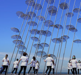 Το βίντεο της ημέρας από τη Θεσσαλονίκη: 14 γυναίκες φαρμακοποιοί χορεύουν «Jerusalema» μπροστά από τις ''ομπρέλε''ς του Ζογγολόπουλου 
