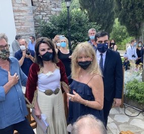 Έλληνες πια η Goldie Hawn και ο Kurt Russell στην Σκιάθο - Θαύμασαν την πρώτη ελληνική σημαία (φωτό)