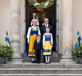 Με την παραδοσιακή τους στολή η Βικτόρια της Σουηδίας & η κόρη της Εστέλ: Ενθουσιασμένος για την εθνική εορτή ο μικρός Όσκαρ (φωτό & βίντεο)