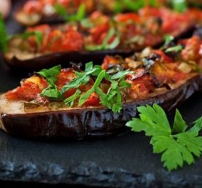 Ψητές μελιτζάνες με ντομάτα και σκόρδο: Ένα απολαυστικό, vegetarian πιάτο από τον Δημήτρη Σκαρμούτσο 
