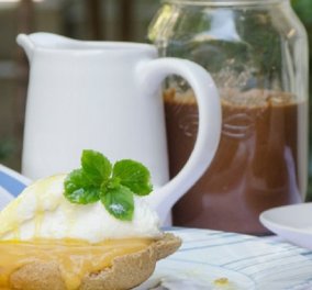 Ο Στέλιος Παρλιάρος αποθεώνει το ελληνικό πρωινό - Ντάκος με ξινομυζήθρα & μέλι & ξεκινάμε τέλεια τη μέρα 