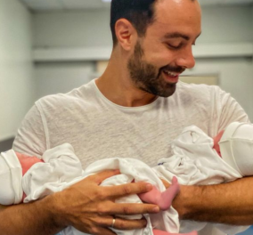 Γέννησε η Χριστίνα Μπόμπα: Στα ουράνια ο Σάκης Τανιμανίδης - Αγκαλιά με τις κορούλες του ο νέος μπαμπάς (φωτό)