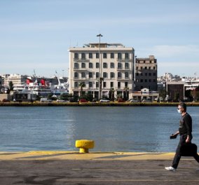 Τραγωδία στο λιμάνι του Πειραιά: Αυτοκίνητο έπεσε στη θάλασσα - Νεκρός ανασύρθηκε ο οδηγός (βίντεο)