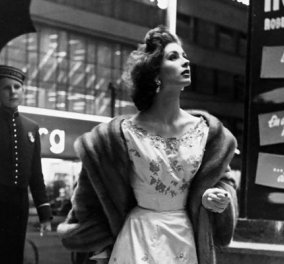 21 vintage κλικς της Regina Relang από τα 50ς: Όταν φωτογράφιζε μοντέλα της εποχής με haute couture δημιουργίες της Schiaparelli & του Givenchy