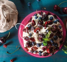 Μαρέγκα με κακάο, κρέμα ροδάκινου και φρέσκα κόκκινα φρούτα: Ένα δροσερό & πανάλαφρο γλύκισμα από τη Ντίνα Νικολάου