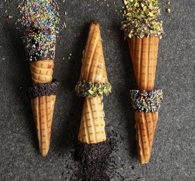 Άκης Πετρετζίκης: Να πως θα φτιάξετε σπιτικά χωνάκια παγωτού - Συνοδεύστε τα με απολαυστικές σπιτικές μπάλες σε υπέροχες γεύσεις 