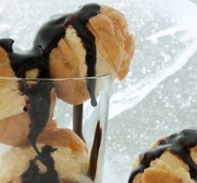 Συνταγή για παγωμένο προφιτερόλ από τον Στέλιο Παρλιάρο: Το αγαπημένο μας γλυκό στην καλοκαιρινή του εκδοχή 