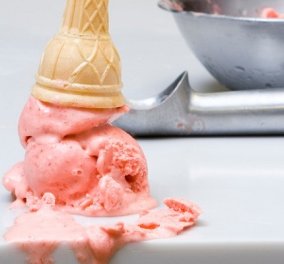 Παγωτό φράουλα από τον Στέλιο Παρλιάρο - Μια συνταγή που «κρύβει» την πιο αθώα παιδική μας ανάμνηση