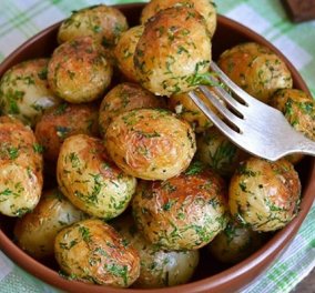 Μια απολαυστική και εύκολη vegetarian συνταγή από τον Δημήτρη Σκαρμούτσο: Baby πατάτες με σκόρδο, κρασί & φρέσκα μυρωδικά