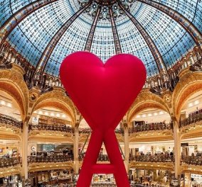 Galeries Lafayette: Το ωραιότερο κατάστημα στον κόσμο ανάρτησε μια γιγάντια κόκκινη καρδιά - Με «Α» όπως amour - έρωτας… (φωτό & βίντεο)