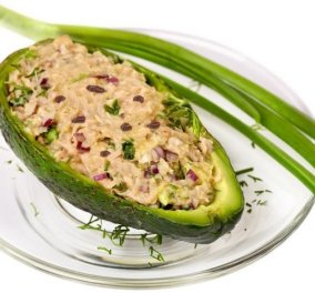 Αβοκάντο γεμιστά με τονοσαλάτα - Ελαφριά - υγιεινή & πεντανόστιμη συνταγή από τον Δημήτρη Σκαρμούτσο 