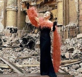 Απίθανο vintage κλικ: Η Γκλόρια Σουάνσον ποζάρει με φτερά & κοσμήματα αξίας 170.000 δολ στα ερείπια του θεάτρου Roxy στη Νέα Υόρκη