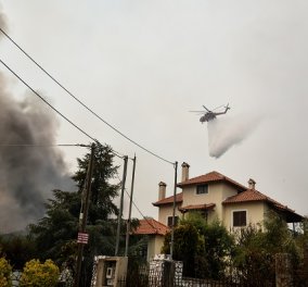 Φωτιά στην Αττική: Συγκλονιστικό βίντεο με τη διάσωση 7μελούς οικογένειας από στρατιώτες - Το σπίτι τους είχε ζωστεί στις φλόγες