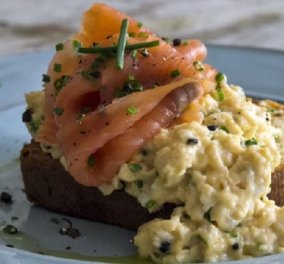 Άκης Πετρετζίκης: Προτείνει το τέλειο brunch – Scrambled eggs με σολομό για ένα φανταστικό πρωινό