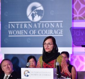 H πρώτη γυναίκα δήμαρχος στο Αφγανιστάν: "Κλείνομαι στο σπίτι - Περιμένω να έρθουν οι Ταλιμπάν να με σκοτώσουν" (φώτο)