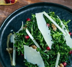 Γιάννης Λουκάκος: Μας φτιάχνει υπέροχη σαλάτα με kale, ρόδι, καρύδια, Αρσενικό Νάξου και βινεγκρέτ με μέλι και μουστάρδα - Για το τραπέζι του 15αύγουστου