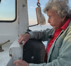 Top Woman ετών 101: Η Βιρτζίνια η «κυρία των αστακών» ψαρεύει ακόμη: «Θα συνεχίσω μέχρι να πεθάνω» - Βοηθός ο 78χρονος γιος της (φώτο – βίντεο)
