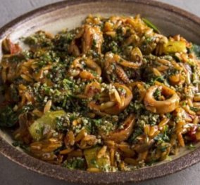 Άκης Πετρετζίκης: Κριθαρότο με καλαμαράκια και σπανάκι – Η τέλεια καλοκαιρινή συνταγή