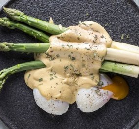 Άκης Πετρετζίκης: Μία απίθανη συνταγή με αυγά ποσέ & σπαράγγια – Η γεύση απογειώνεται με τη σάλτσα hollandaise