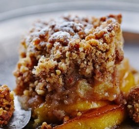 Δημήτρης Σκαρμούτσος: Γλυκιά τάρτα μήλου με καρύδια και τριφτή ζύμη - το πιο λαχταριστό επιδόρπιο για το τραπέζι σας