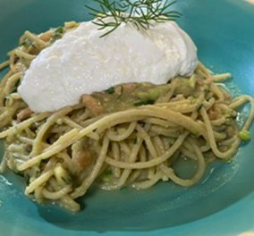 Αργυρώ Μπαρμπαρίγου: Θεϊκά spaghetti με σολομό και σάλτσα αβοκάντο – Ένα πιάτο πλούσιο σε πρωτεΐνη και φυτικές ίνες
