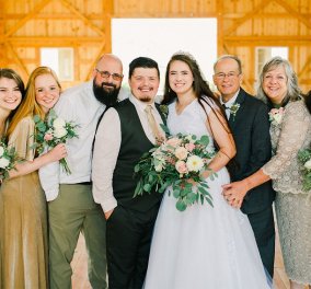 Story of the Day: Η υιοθετημένη Κάρα πήγε νύφη στην εκκλησία με τους  δύο της μπαμπάδες - Βρήκε τον βιολογικό της πατέρα μετά από 25 χρόνια (φώτο) 