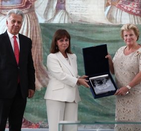 Η ΠτΔ Κατερίνα Σακελλαροπούλου επίτιμη δημότης της  Ερμιόνης - το χρυσό κλειδί της πόλης & το τρεχαντήρι δώρο (φωτό & βίντεο)