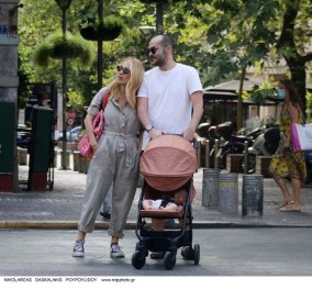 Χαμογελαστή και ευδιάθετη η Μαρία Ηλιάκη: Έκανε βόλτα στην Αθήνα με τον καλό της & την μπέμπα τους - το casual look, το ροζ καρότσι (φωτό)