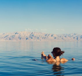 Η Νεκρά Θάλασσα αποτελεί δημοφιλή προορισμό για μια σειρά φυσικών θεραπειών: Αυτά είναι τα ορυκτά της που θεραπεύουν το δέρμα σας (βίντεο)