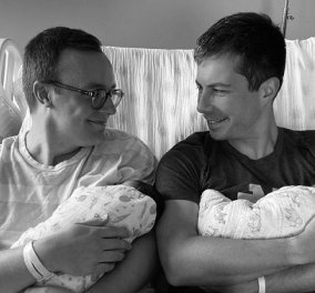 Ο πρώτος ανοιχτά gay υπουργός της Αμερικής απέκτησε δίδυμα με τον σύζυγό του - η Τζιλ Μπάιντεν τον καλωσόρισε στον κόσμο των γονιών (φωτό)