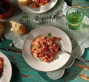Αργυρώ Μπαρμπαρίγου: Αυγά με ντομάτα και φέτα, στραπατσάδα, καγιανάς ή κοσκοσέλα - Το πιο εύκολο & αγαπητό φαγητό